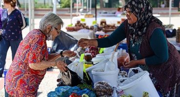 Karşıyaka'da atalık tohumların mahsulleri tezgahları süsledi