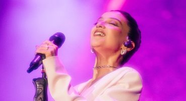 Melike Şahin Göz Alıcı Bir Geceye İmza Attı