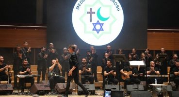 Şarkılar depremzedeler için söylendi