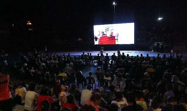acik-havada-sinema-keyfi-basladi.jpg