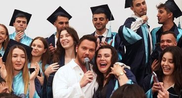 Egeli İletişimciler mezuniyet coşkusunu Sinan Akçıl'la yaşadı