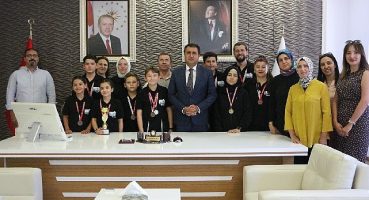 Kazandıkları kupayı İl Milli Eğitim Müdürlüğüne Hediye Ettiler
