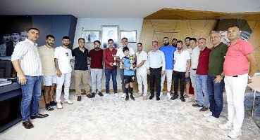 Şampiyonluk kupasını Başkan Sandal'a getirdiler