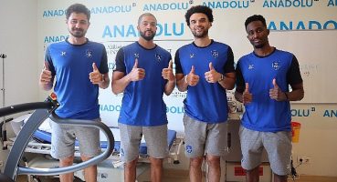 Anadolu Efesli 4 basketbolcu sağlık kontrolünden geçti