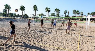 Antalya Büyükşehir'den Konyaaltı Plajı'na Ücretsiz Plaj Voleybol Sahaları