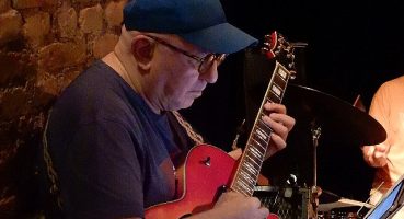 Caz müziğin başarılı ismi Önder Focan Yapı Kredi bomontiada Avlu sahnesinde