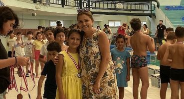 Sezon sonu yüzme müsabakasında tüm sporcular yarıştı