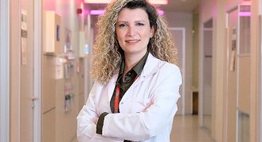 Zayıf, ince belli, uzun, renkli gözlü ve sürekli topuklu ayakkabı giyiyor. Barbie, çocuklarda fiziksel ve ruhsal sorunlara neden oluyor