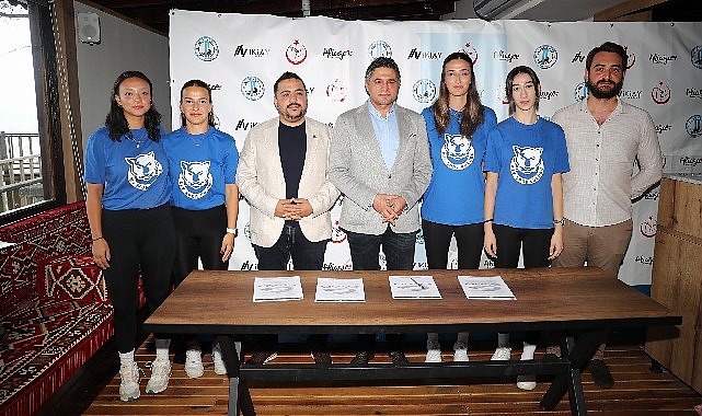 baskan-serkan-acar-aliaganin-profesyonel-kadin-voleybolculariyla-bir-araya-geldi.jpg