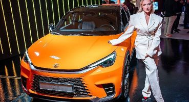 Hadise Londra'da Lexus'un Sanatsal Otoparkında LBX Cool ile Tanıştı
