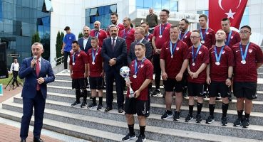 Şampiyonluk kupasını Başkan Büyükakın'a getirdiler