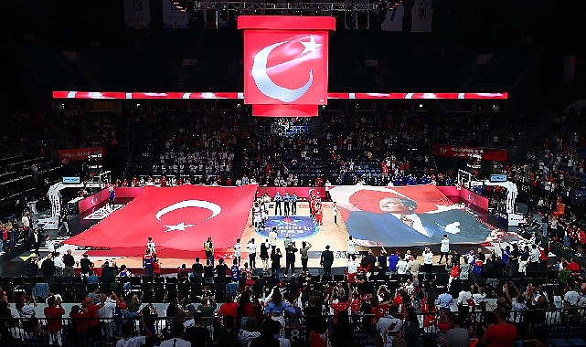 anadolu-efes-cumhuriyetimizin-100-yilini-taraftarlariyla-kutladi.jpg