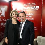 13-antalya-kitap-fuarinda-yazarlar-okurlariyla-bulusuyor.jpg