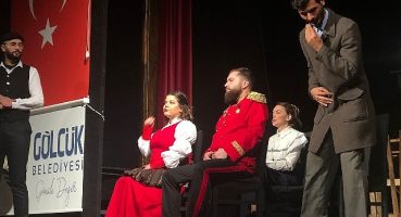 Kervansaray'da tiyatro keyfi sürüyor