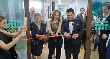 Dermatolog Dr. Emel Polat Yeni Kliniği Clinique Beaute' Ve ReGen Up-Life'ın açılışını dostlarıyla birlikte gerçekleştirdi