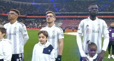 Beşiktaşlı Futbolcular Mor Gözlüklerle Sahada