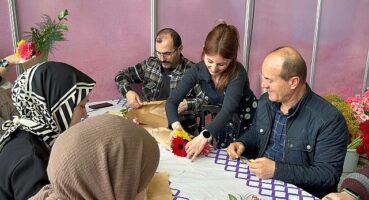 Beyler Kadın Festivali'nde eşlerine çiçek yaptı