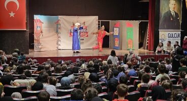 Gölcük Belediyesi tarafından düzenlenen “Ramazan Ayı Çocuk Şenliği" etkinlikleri; Kervansaray Kültür Merkezi'nde, çocukların yoğun ilgisiyle başladı