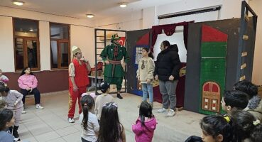 Gölcük Belediyesi tarafından düzenlenen “Ramazan Ayı Çocuk Şenliği"; Ulaşlı Gençlik Merkezi'nde çocuklara eğlence dolu bir akşam yaşattı