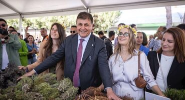 Başkan Tugay, Alaçatı Ot Festivali'nin açılışını yaptı