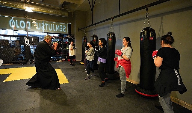 beylikduzu-belediyesi-ilcedeki-kadinlarin-mental-ve-fiziksel-guclenmeleri-amaciyla-oz-savunma-egitimleri-duzenliyor.jpg