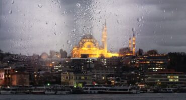 AKOM verilerine göre, İstanbul genelinde hafta sonu yer yer kuvvetli sağanak yağmur geçişlerinin yaşanması bekleniyor