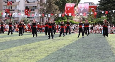 Gençlerin halk oyununa giderek artan ilgisine Efes Selçuk Belediyesi destek oluyor.