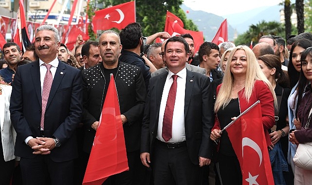 haluk-levent-osmangazili-genclerin-coskusuna-ortak-oldu.jpg