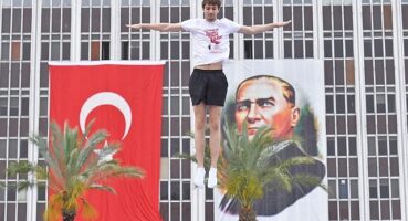 İzmir’de 19 Mayıs coşkusu  Cumhuriyet Meydanı rengarenk