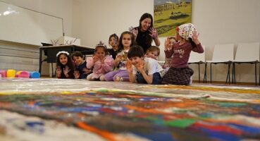 Kadırga Sanat Galerileri’nin Bez Kumaş Üzerine Soyut Sanat Atölyesi’nde Kendi Desenlerimizi Oluşturuyoruz