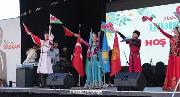 Keçiören Belediyesi tarafından İlçedeki Kalaba Kent Meydanı'nda düzenlenen Hıdırellez Bayramı coşkuyla kutlandı