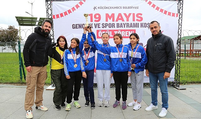 kucukcekmece-belediyesi-ve-ilce-milli-egitim-mudurlugu-isbirligi-ile-okullar-arasi-19-mayis-genclik-ve-spor-bayrami-kros-yarismasi-duzenlendi.jpg