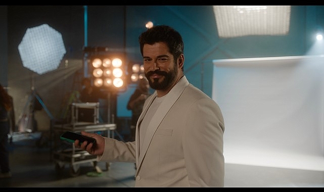 unlu-oyuncu-burak-ozcivitin-rol-aldigi-turkiyenin-ilk-dijital-bankasi-hayat-finansin-reklam-filmi-ve-kamera-arkasi-goruntuleri.jpg