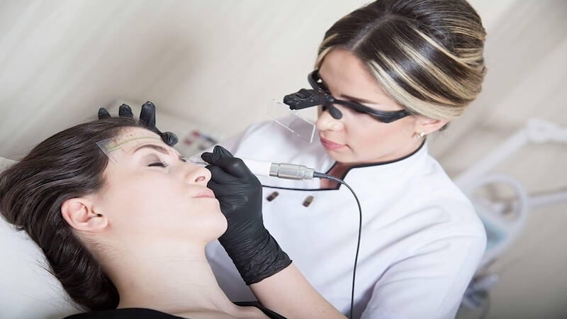 Kalıcı Makyaj Artık Milyar Dolarlık Bir Endüstri